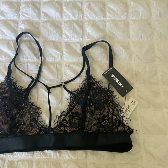 Express Black Lace Bra with Intricate Detailing - Picture 5 of 11